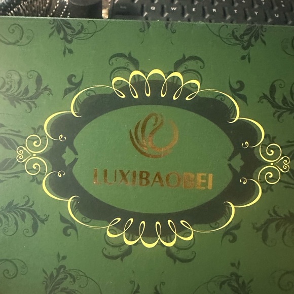 Embossed Red Floral Women's Wallet - Picture 4 of 4